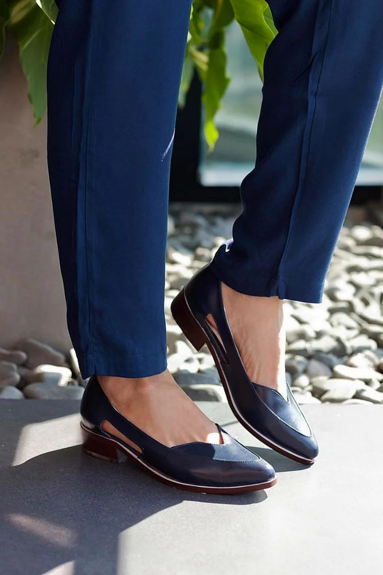 chaussures plates décontractées bleu marine à découpes, bout effilé et slip-on.