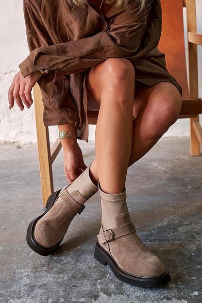 Clarisse | Bottines Taupe en Suédine Bout Rond à Brides Patchwork