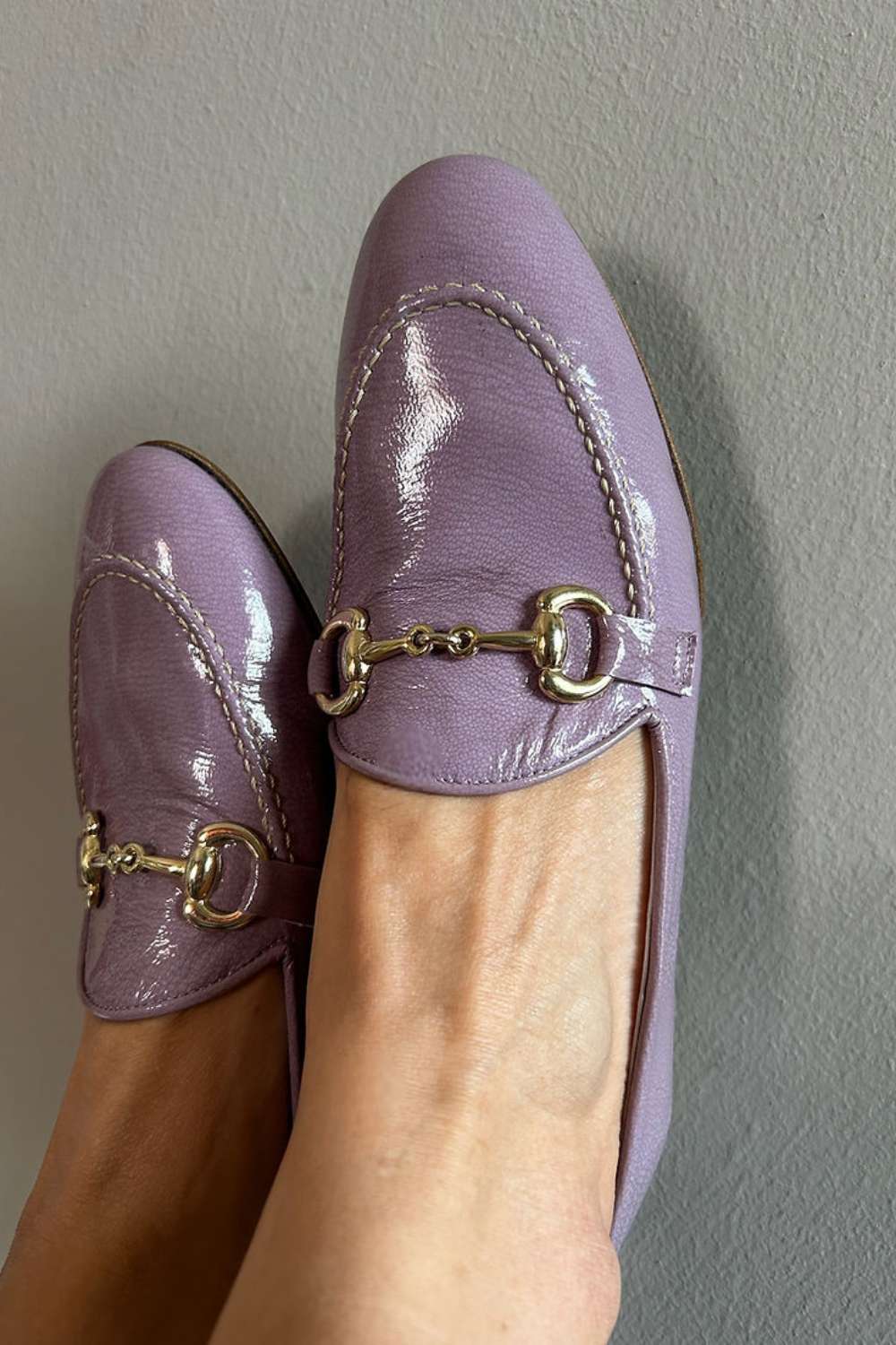 Paule | Mocassins Vernis Lilas à Chaîne Dorée