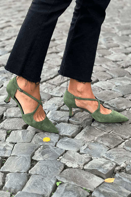 talons kitten en daim vert à bride croisée et bout effilé.