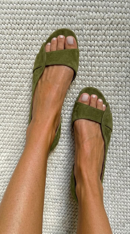 sandales décontractées en daim slingback à bout ouvert, semelle plate.