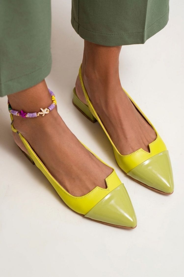 chaussures plates color block à bout effilé, slingback et boucle à découpes.