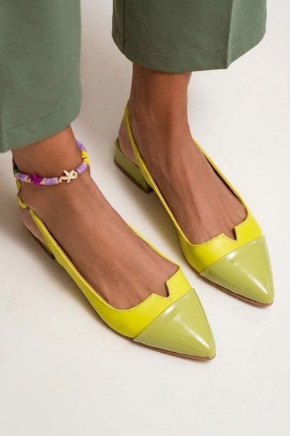 chaussures plates color block à bout effilé, slingback et boucle à découpes.