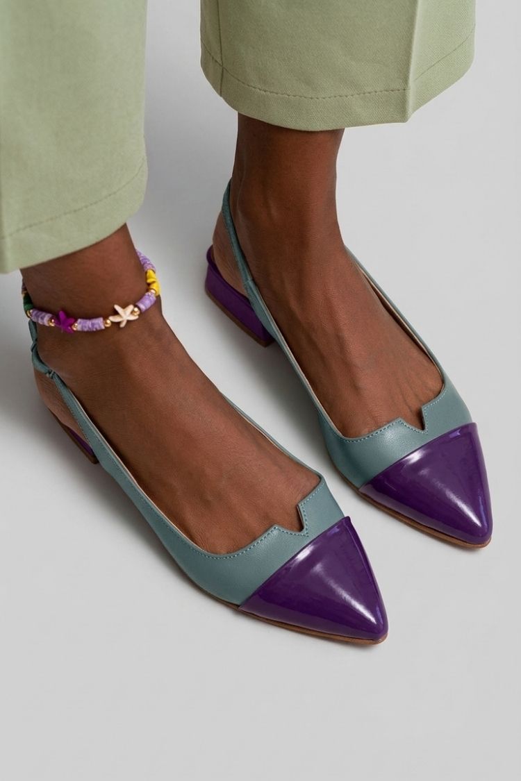chaussures plates color block à bout effilé, slingback et boucle à découpes.