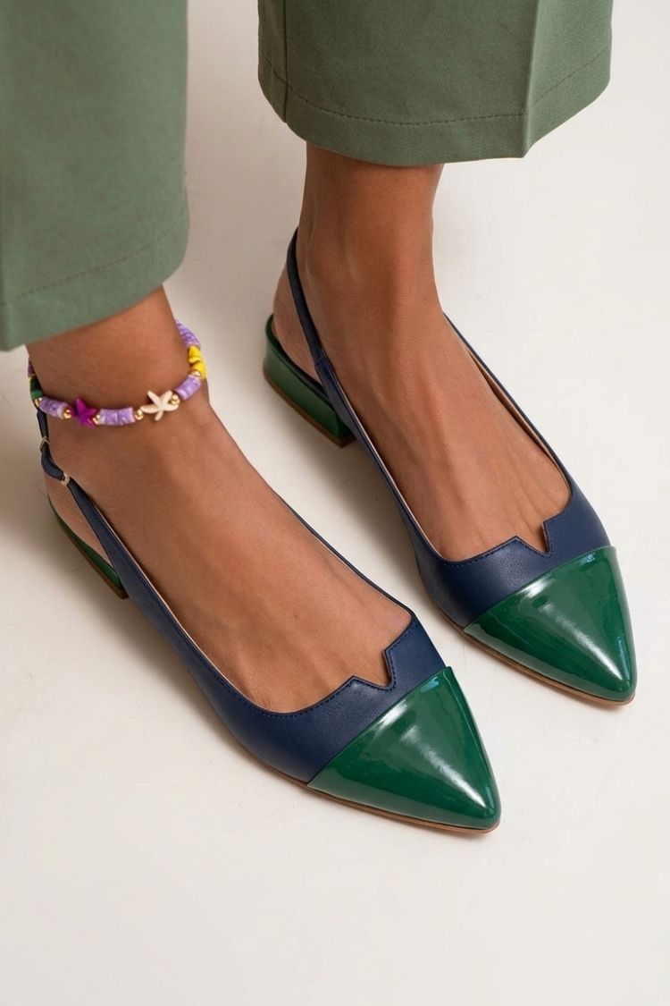 chaussures plates color block à bout effilé, slingback et boucle à découpes.