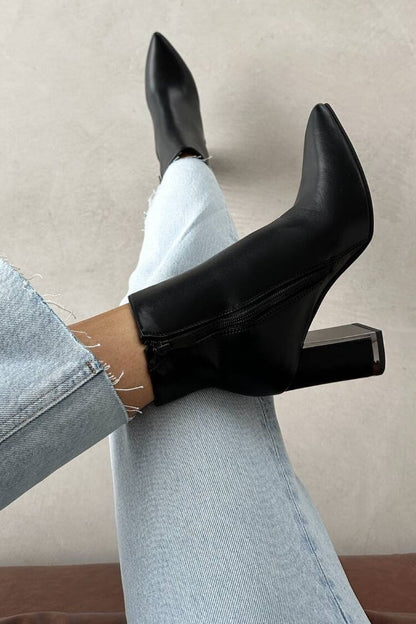 Bottines Élégantes en Similicuir Noir à Petit Talon et Bout Fin.