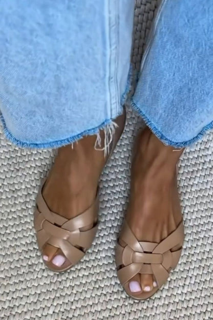 chaussures plates à bout ouvert et talon fermé en simili cuir tressé croisé.