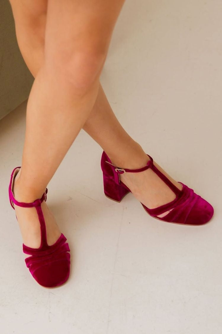 talons larges en velours à bride en T ajourée et boucle.