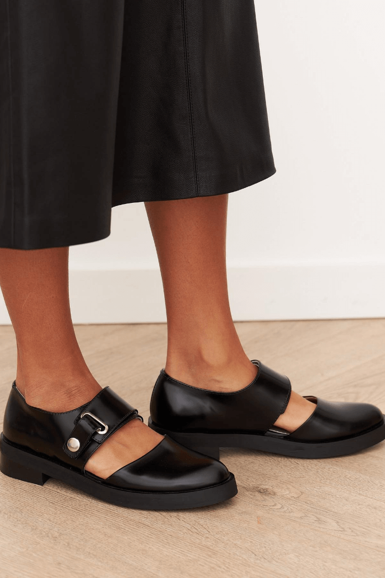 chaussures plates slingback unies à découpes et bout rond.
