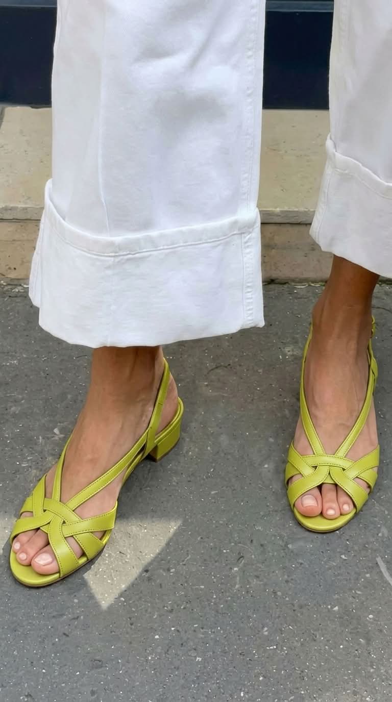 Sandales slingback Nude en cuir à brides croisées et petit talon.