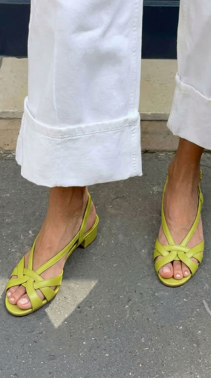 sandales nude en cuir slingback à bride croisée et talon bas.