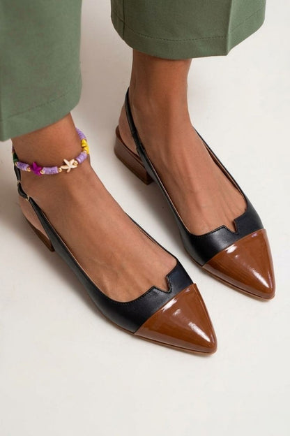 chaussures plates color block à bout effilé, slingback et boucle à découpes.