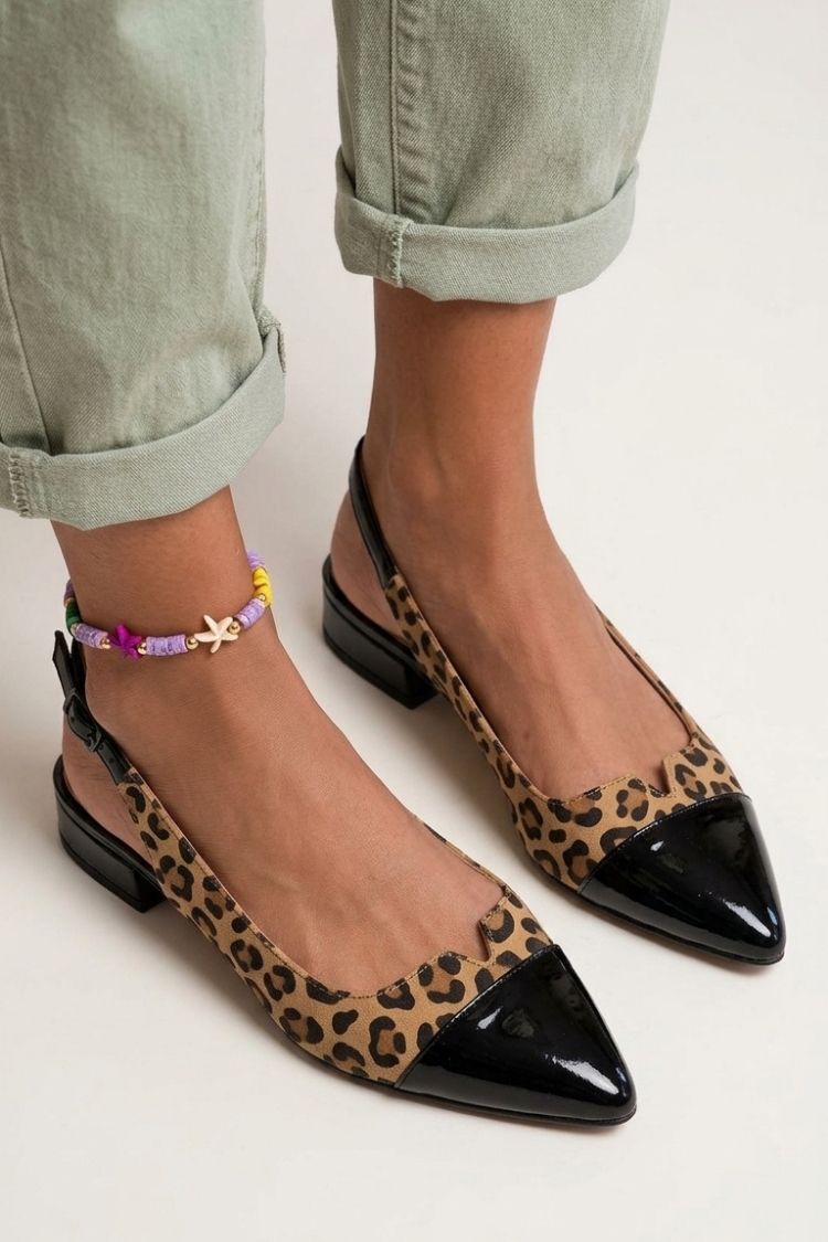 chaussures plates color block à bout effilé, slingback et boucle à découpes.