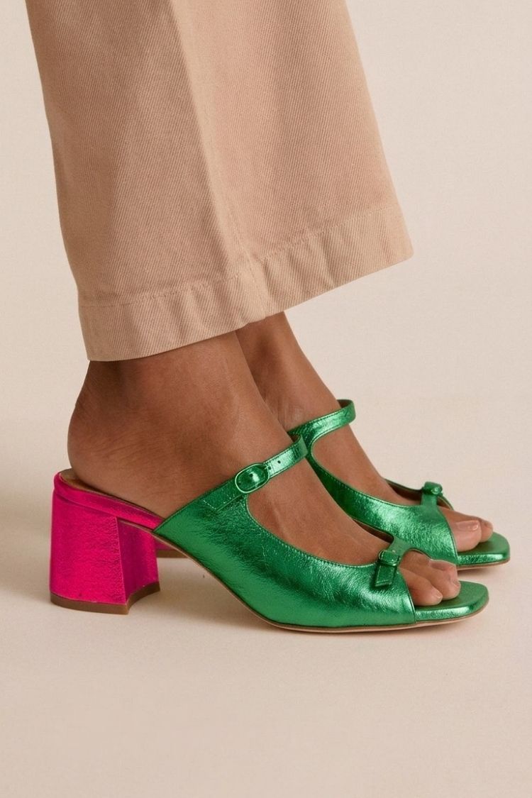 talons or slingback à bout color block, découpes et talon large.