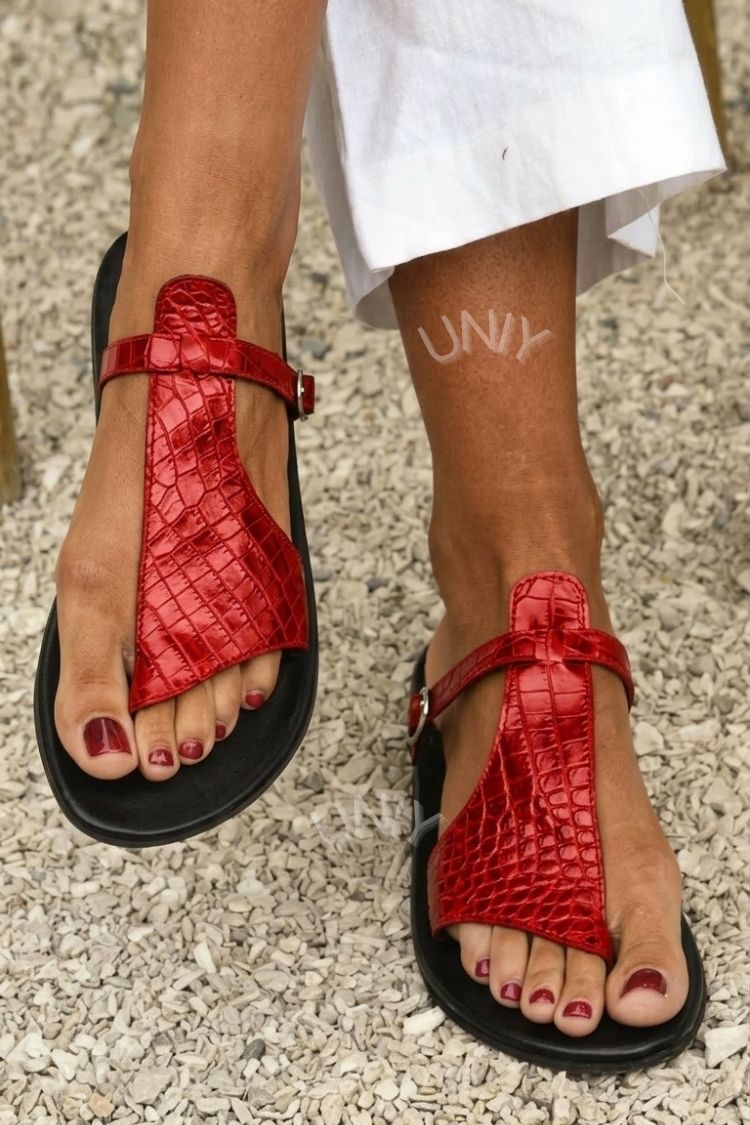 tongs effet croco en cuir avec bride et boucle sur le cou-de-pied.