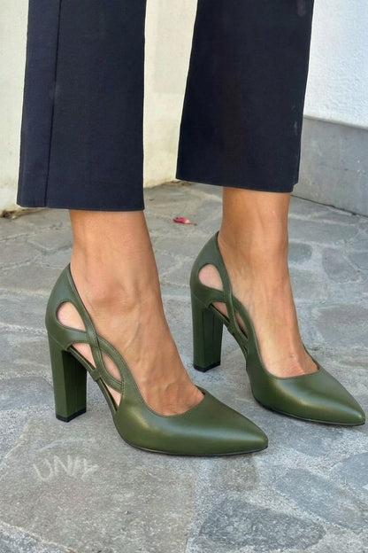 escarpins à talon large en simili cuir à découpes, bout effilé.
