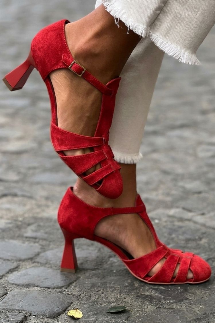 sandales vertes à talon et brides au crochet ajourées, bout fermé.