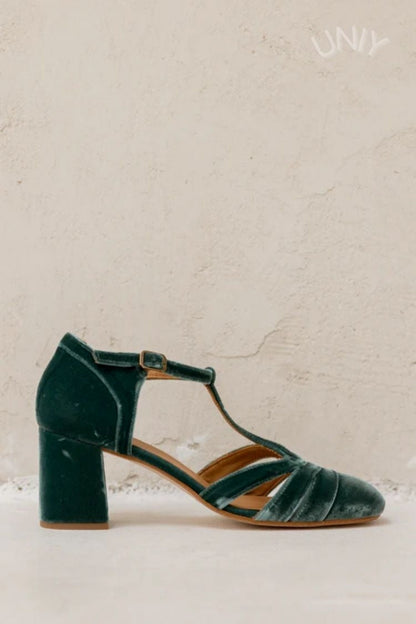 talons larges en velours à bride en T ajourée et boucle.
