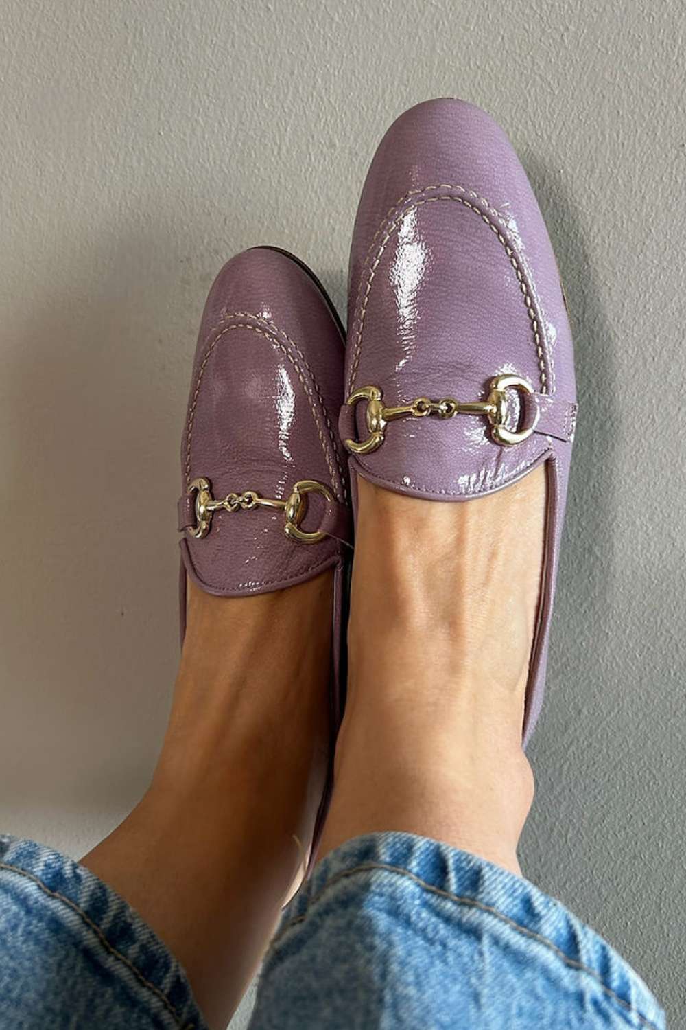 Paule | Mocassins Vernis Lilas à Chaîne Dorée