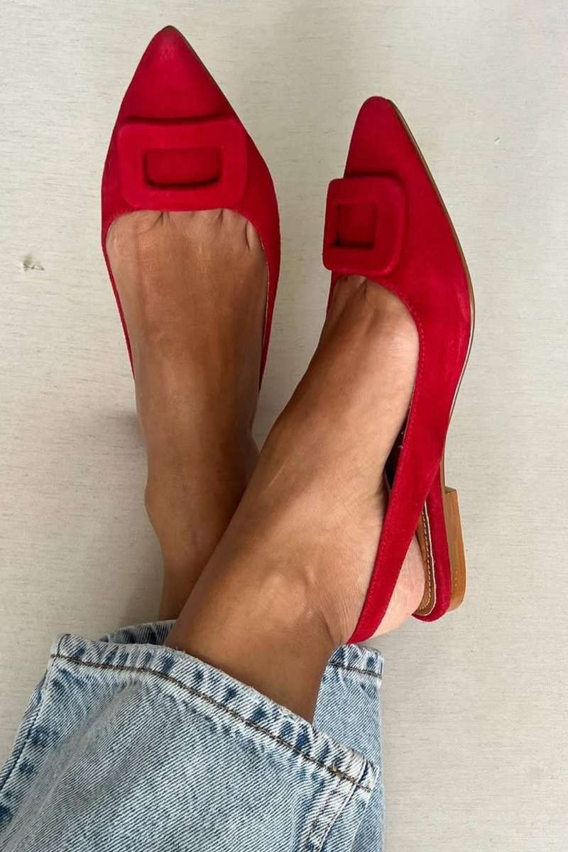 Ballerines Escarpins Rouges en Daim à Bout Amande et Détail Boucle.