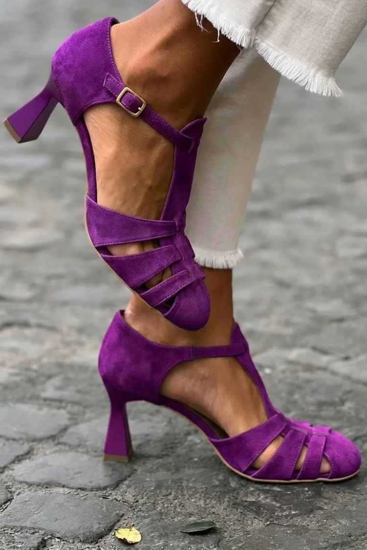 sandales vertes à talon et brides au crochet ajourées, bout fermé.