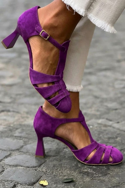 sandales vertes à talon et brides au crochet ajourées, bout fermé.