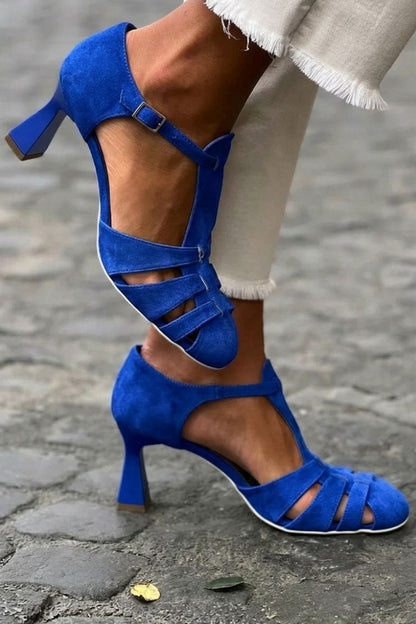 sandales vertes à talon et brides au crochet ajourées, bout fermé.