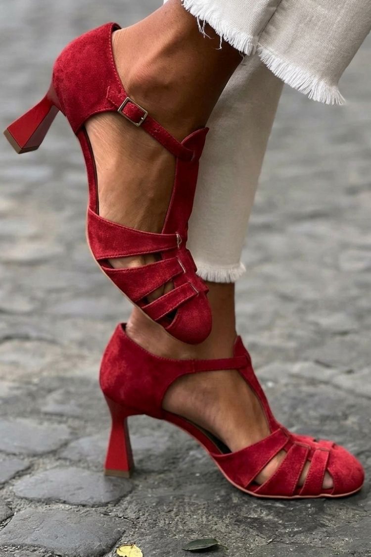 sandales vertes à talon et brides au crochet ajourées, bout fermé.