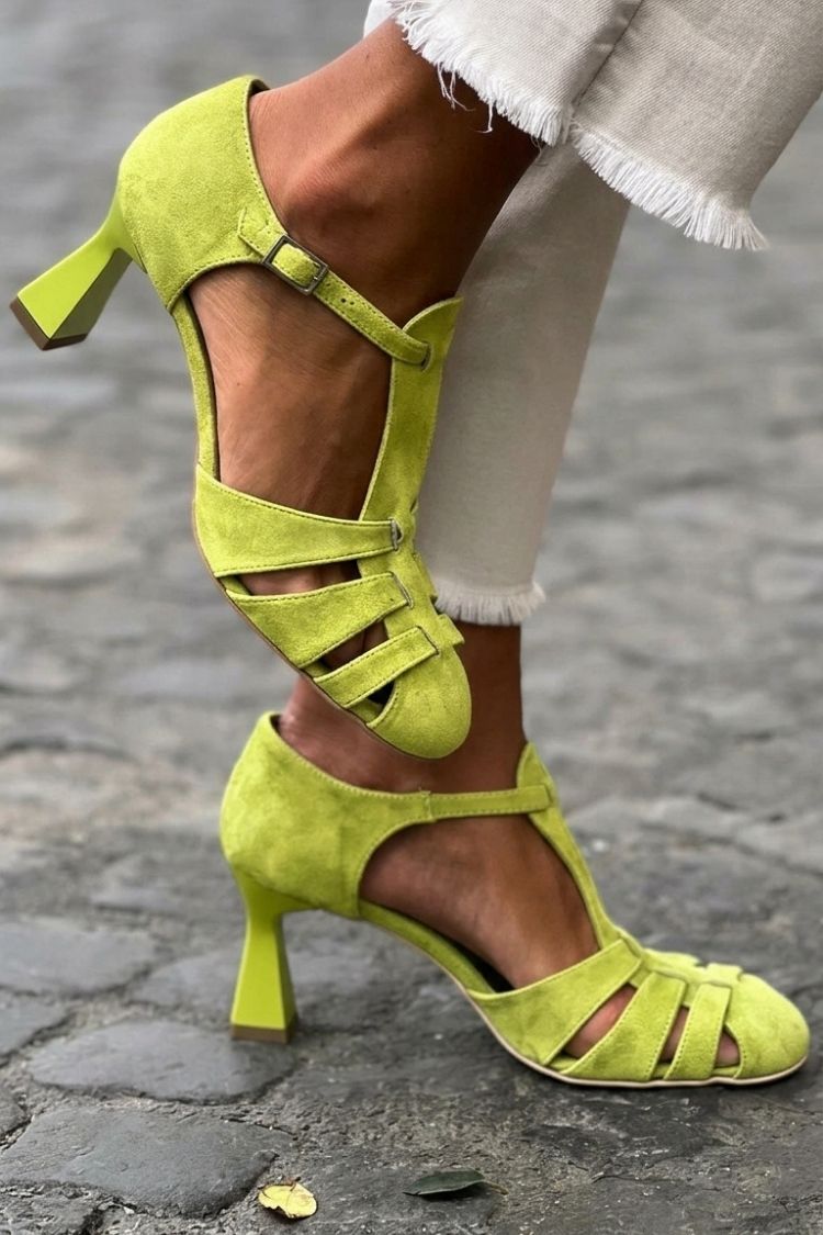 sandales vertes à talon et brides au crochet ajourées, bout fermé.