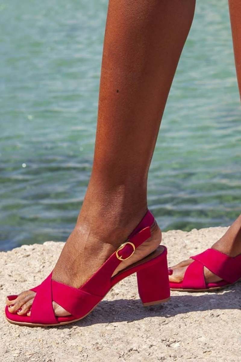 sandales à talon large en suédine, slingback et bride croisée.