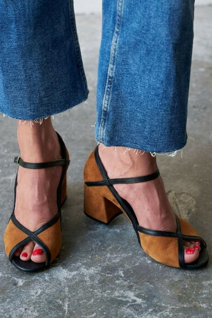 Talons aiguilles color block à boucle et bride en T