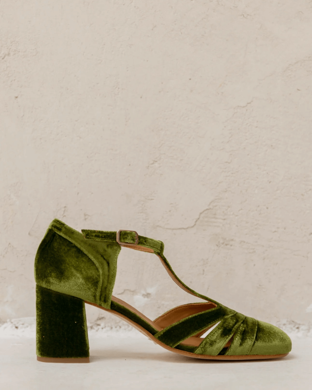 Talons larges à découpes en velours avec boucle et bride en T