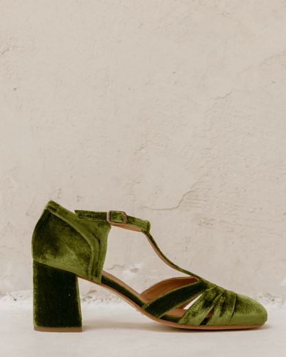 Talons larges à découpes en velours avec boucle et bride en T