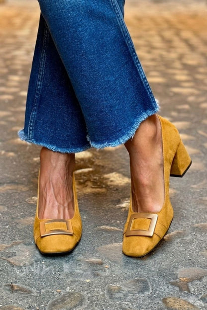 talons larges bleu marine à bout carré avec ornements métalliques patchwork.