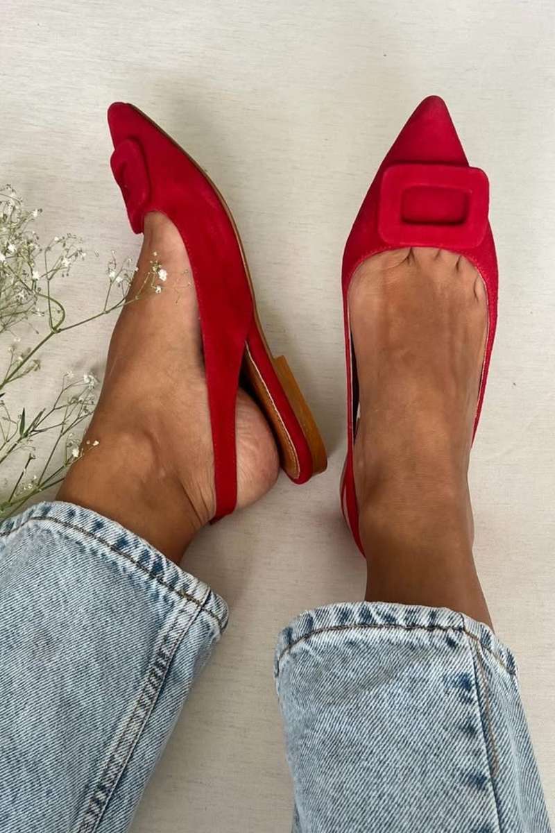 Ballerines Escarpins Rouges en Daim à Bout Amande et Détail Boucle.