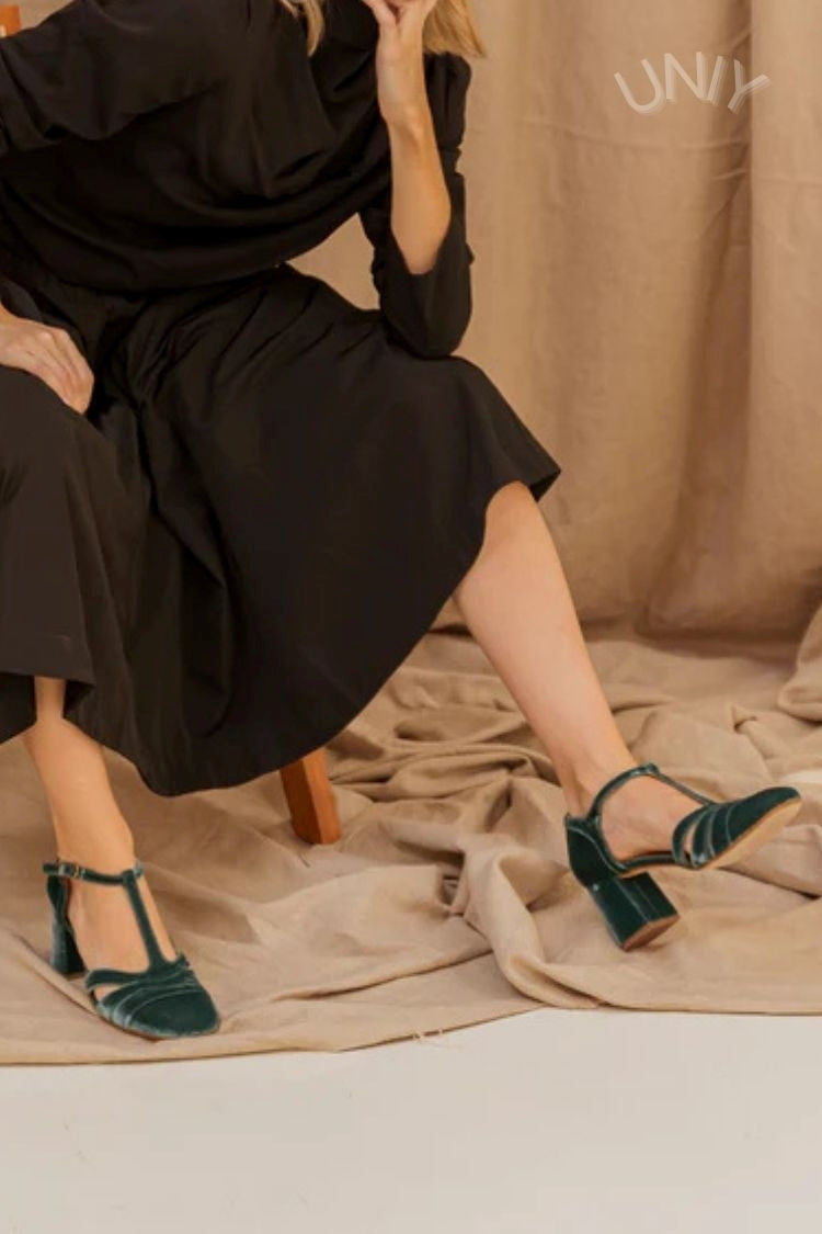 Talons larges à découpes en velours avec boucle et bride en T
