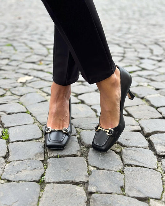 Micheline | Mocassins Noirs à Talon Aiguille, Bout Carré et Boucle