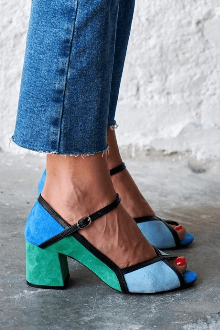 talons stiletto color block à bride en T et boucle.