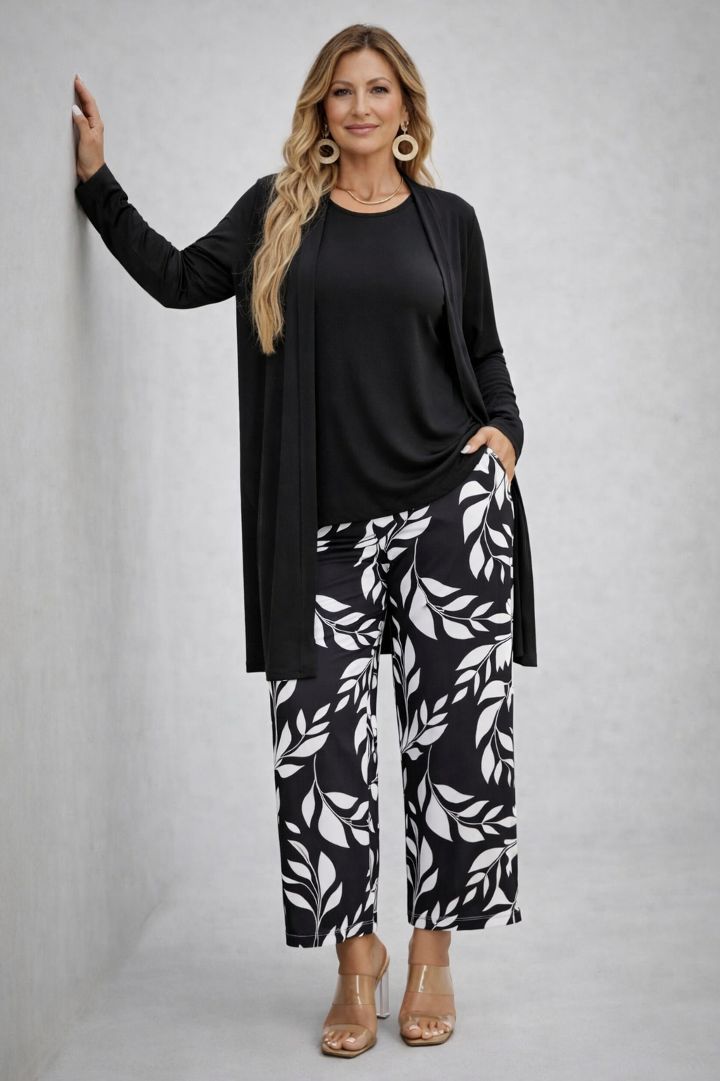 Gaëtane | Ensemble Trois Pièces Noir à Pantalon Imprimé Feuilles Blanches