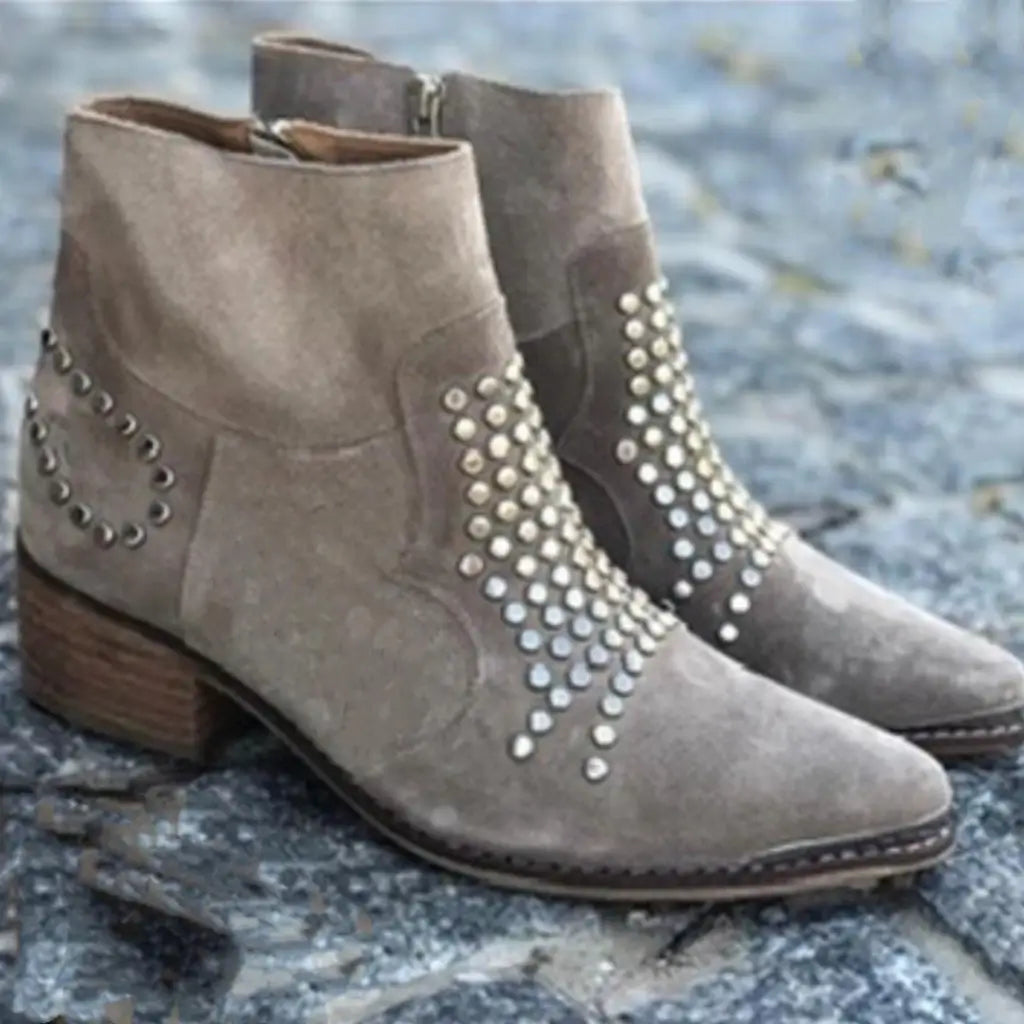 bottes à talon large en daim cloutées à bout effilé.