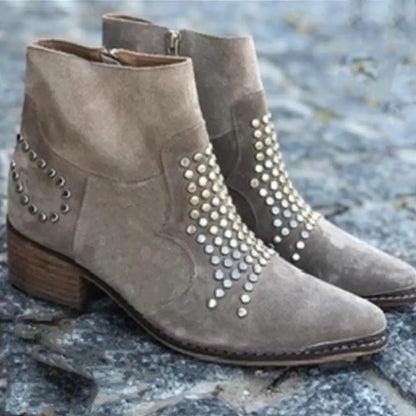 bottes à talon large en daim cloutées à bout effilé.