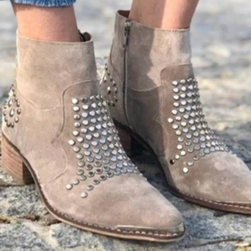bottes à talon large en daim cloutées à bout effilé.
