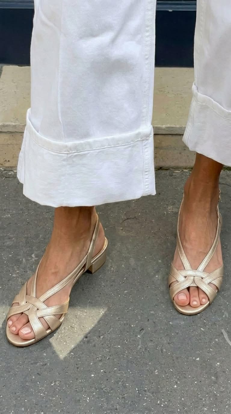 sandales nude en cuir slingback à bride croisée et talon bas.